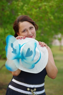 В Набережных Челнах на бульваре прошло дефиле «Все дело в шляпе»